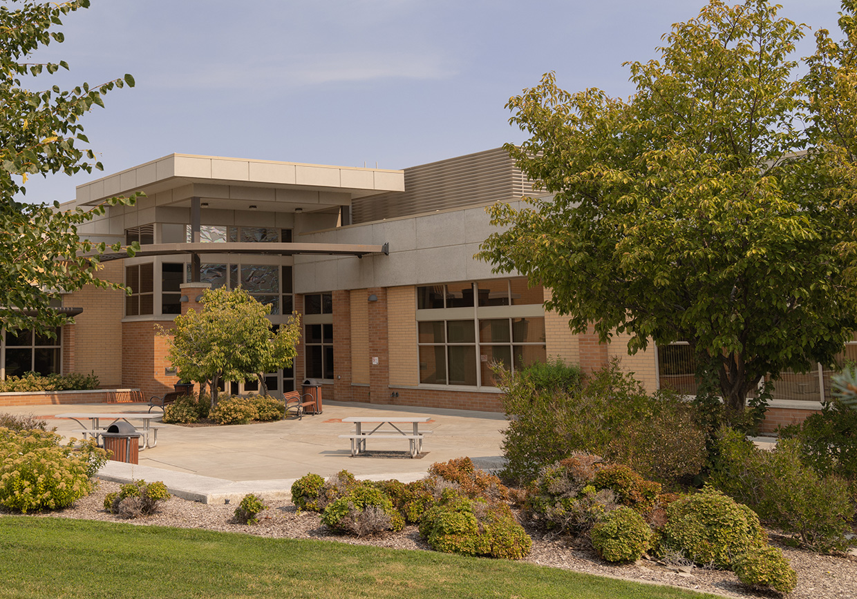 The front building on a sunny day at CWU Moses Lake