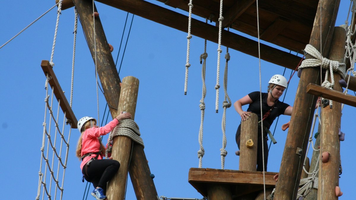 CWU DHC students wearing hardhats at the CWU parkour course.