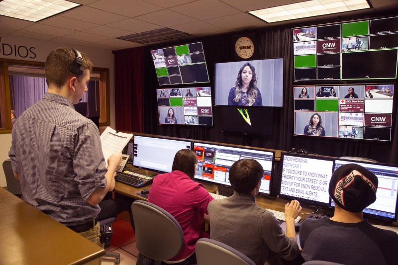 Los estudiantes de CNW dirigendo la producción de las noticias.