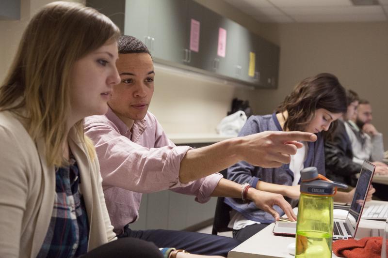 Estudiantes trabajando en las oficinas de The Observer.