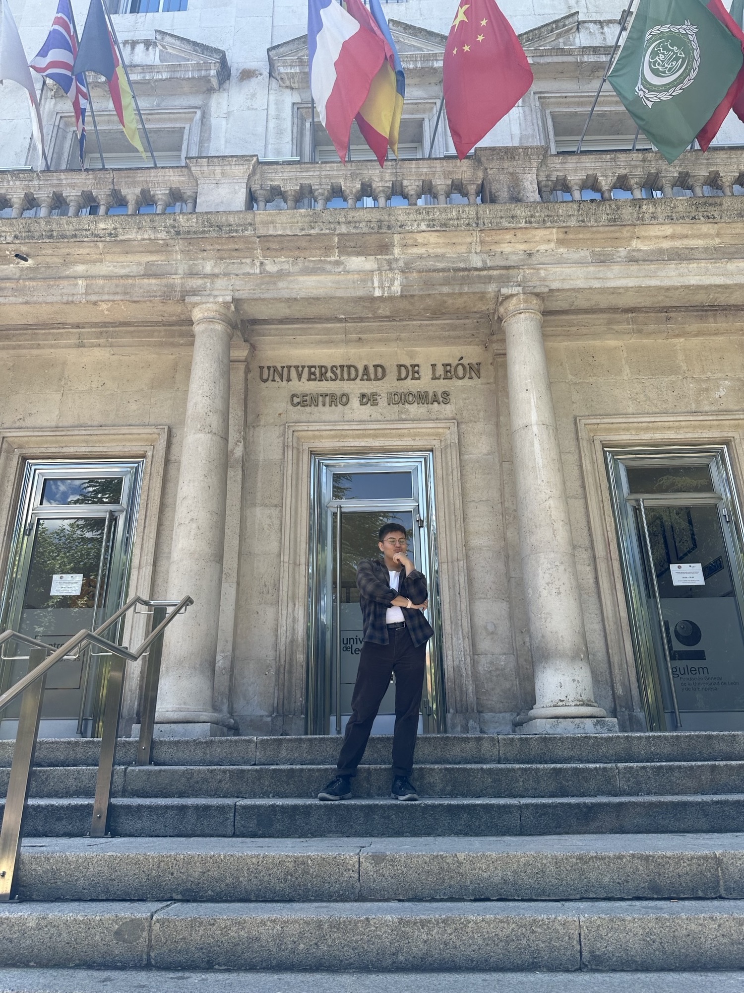Student in front of Centro de Idiomas Building